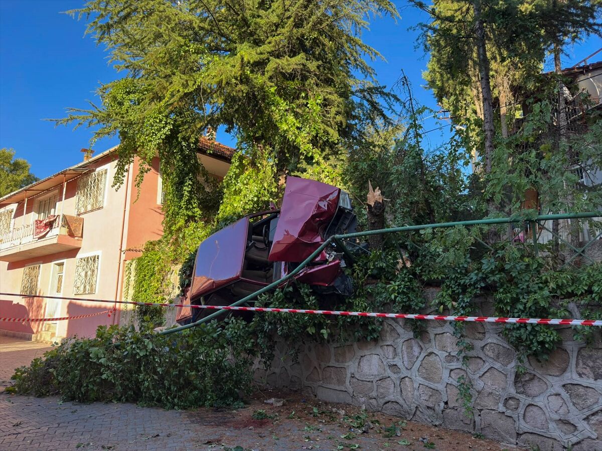 Otomobil istinat duvarında asılı kaldı!