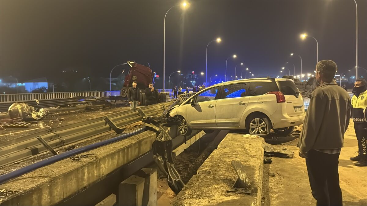 Ortalık savaş alanına döndü... Feci kazada ölü ve yaralılar var!