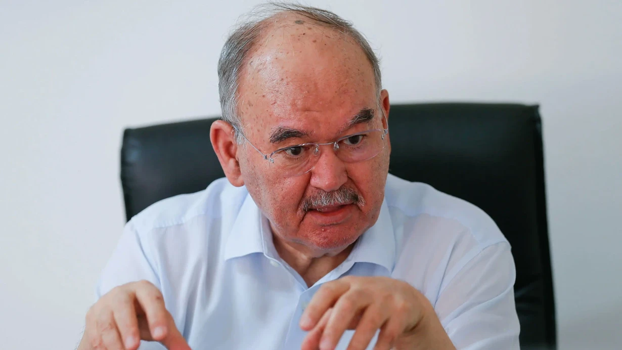 Burhan Özfatura hayatını kaybetti