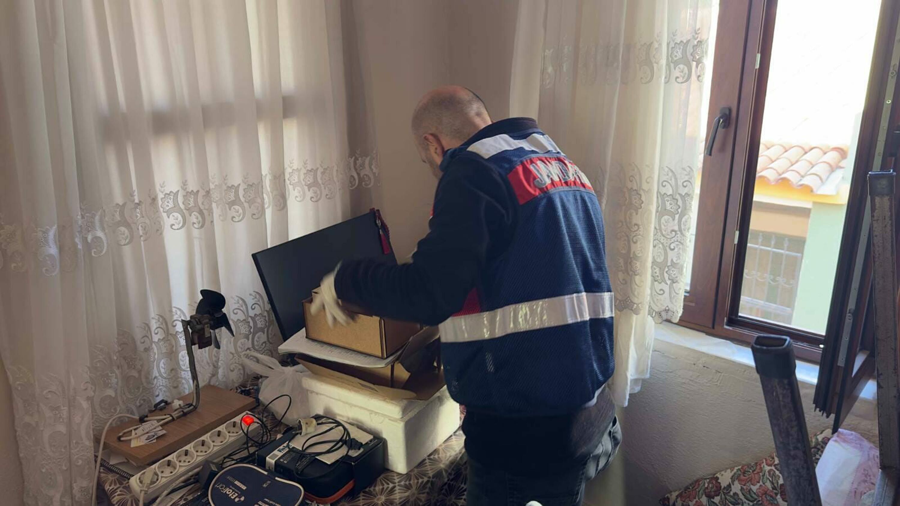 İzmir'de FETÖ baskını: 21 gözaltı!