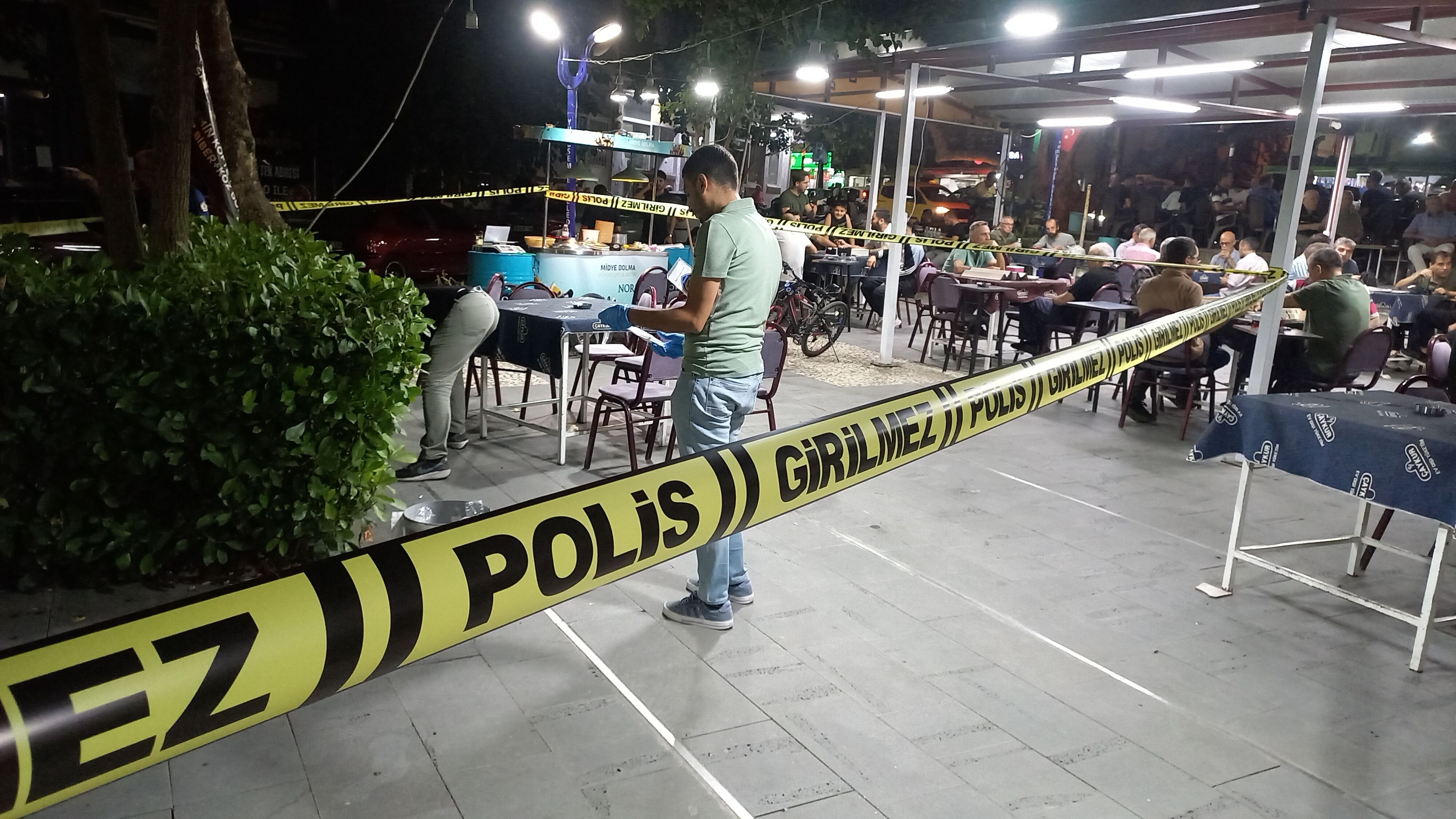 Kurşun adres sormadı: Husumetliye niyet, masum müşteriye isabet!