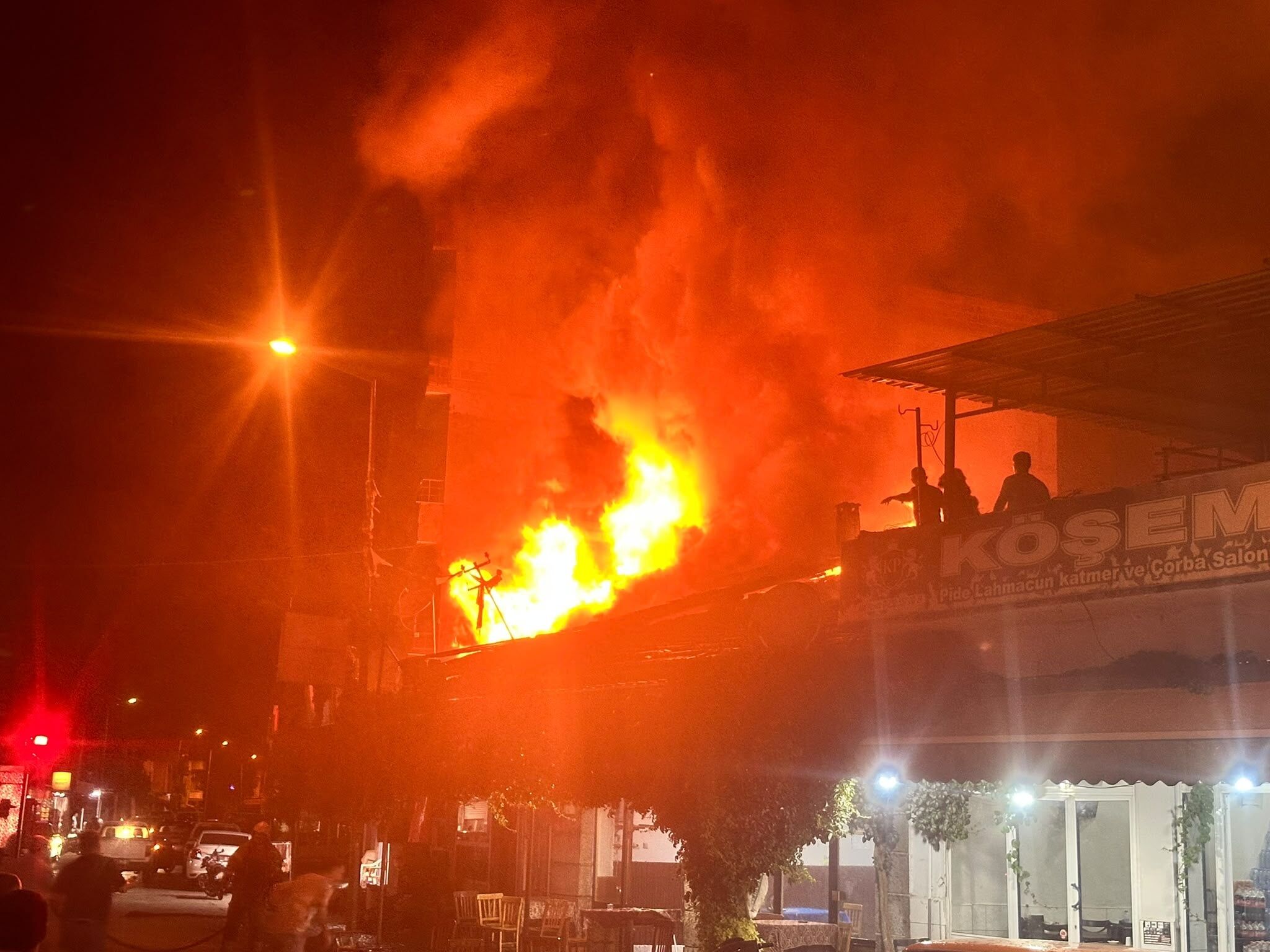 İzmir’de ekmek fırını alev alev yandı