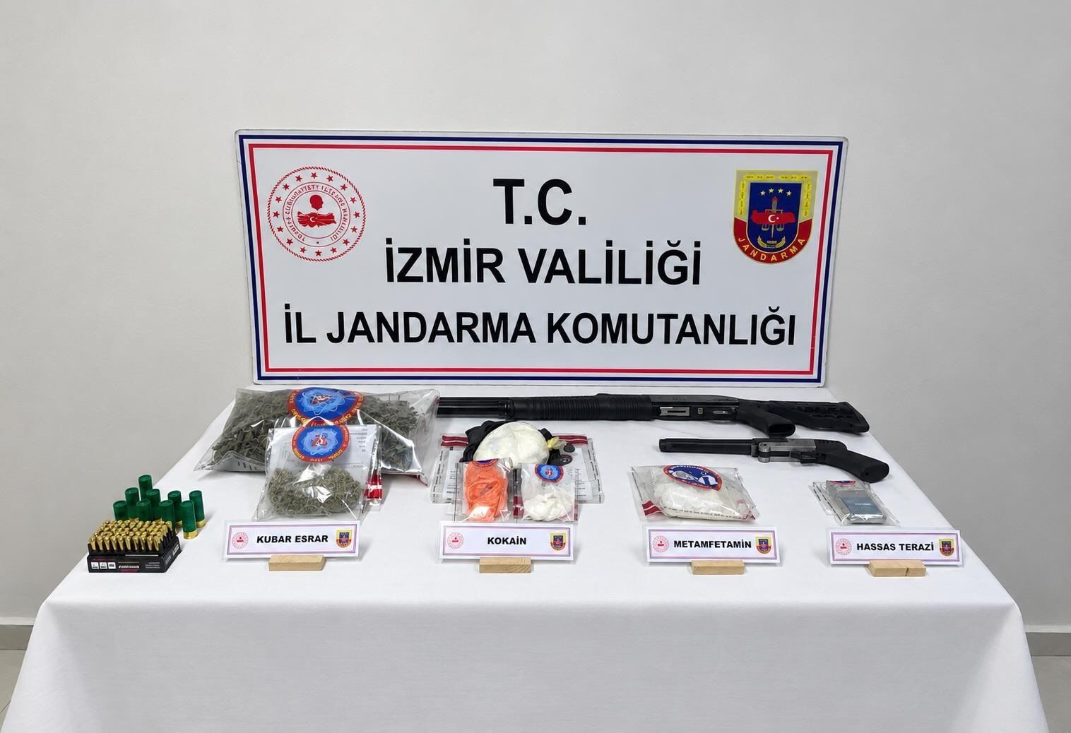 İzmir'de 'zehir' operasyonu... 8 gözaltı!