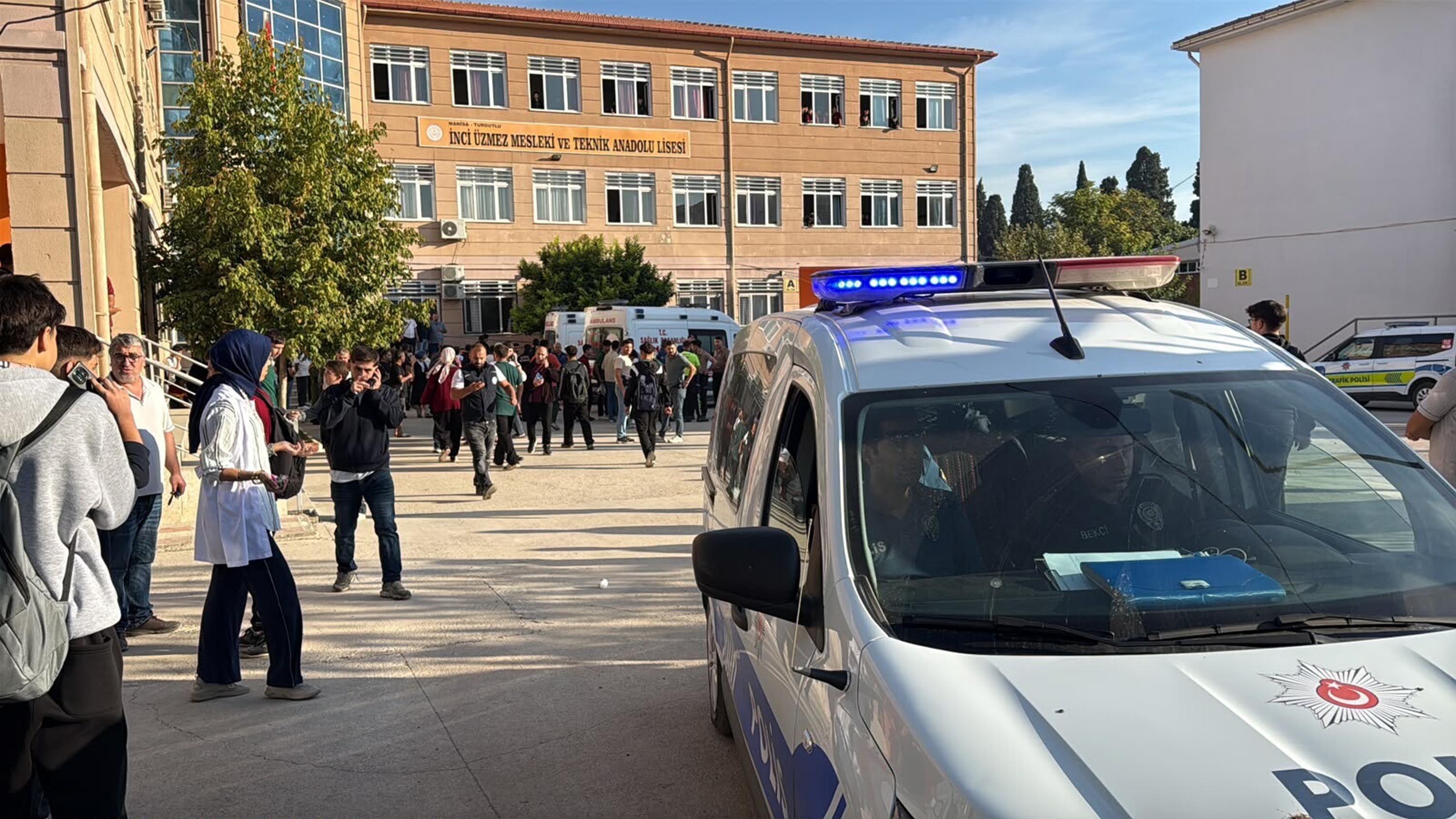 Manisa'da lise önünde silahlı saldırı: 2'si ağır 11 öğrenci yaralı!