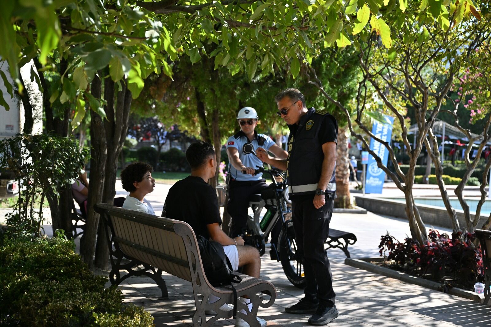 Manisa’da yere çöp atana 4 bin TL ceza