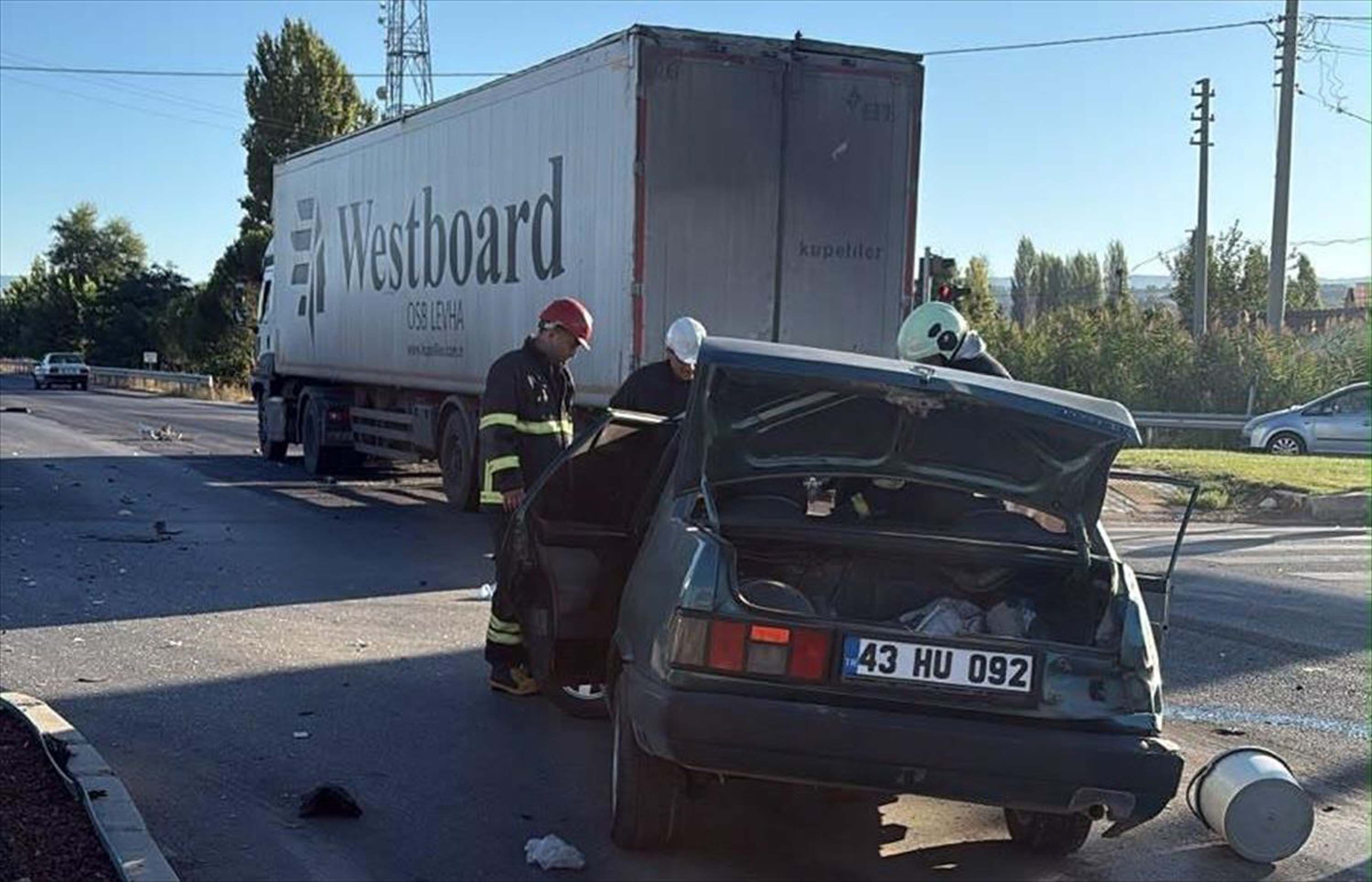 TIR’la otomobil kavşakta çarpıştı: 1’i ağır, 2 yaralı