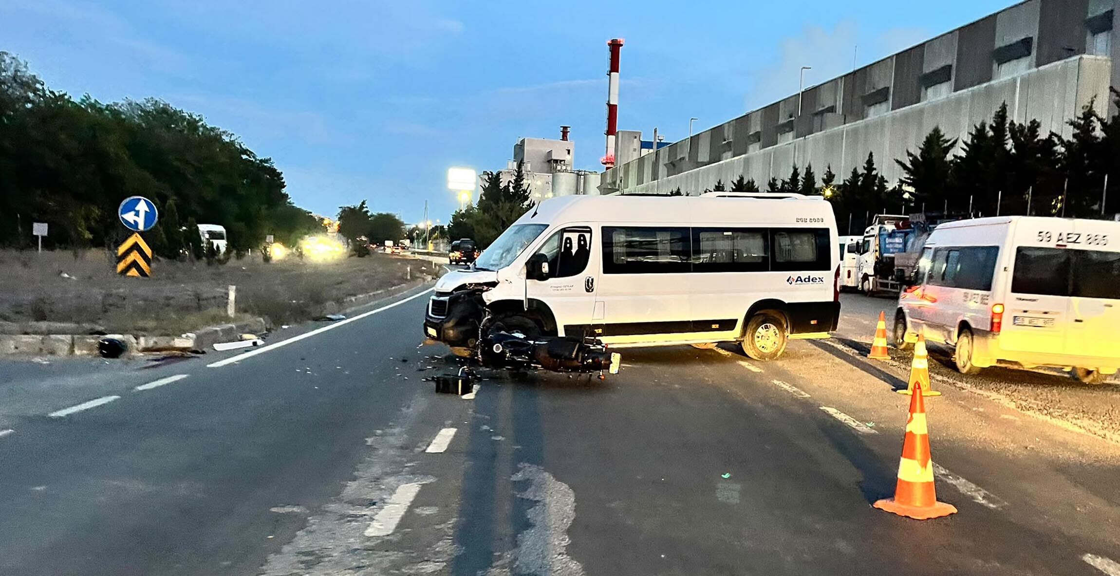 Servis minibüsüyle motosiklet çarpıştı: 22 yaşındaki sürücü öldü