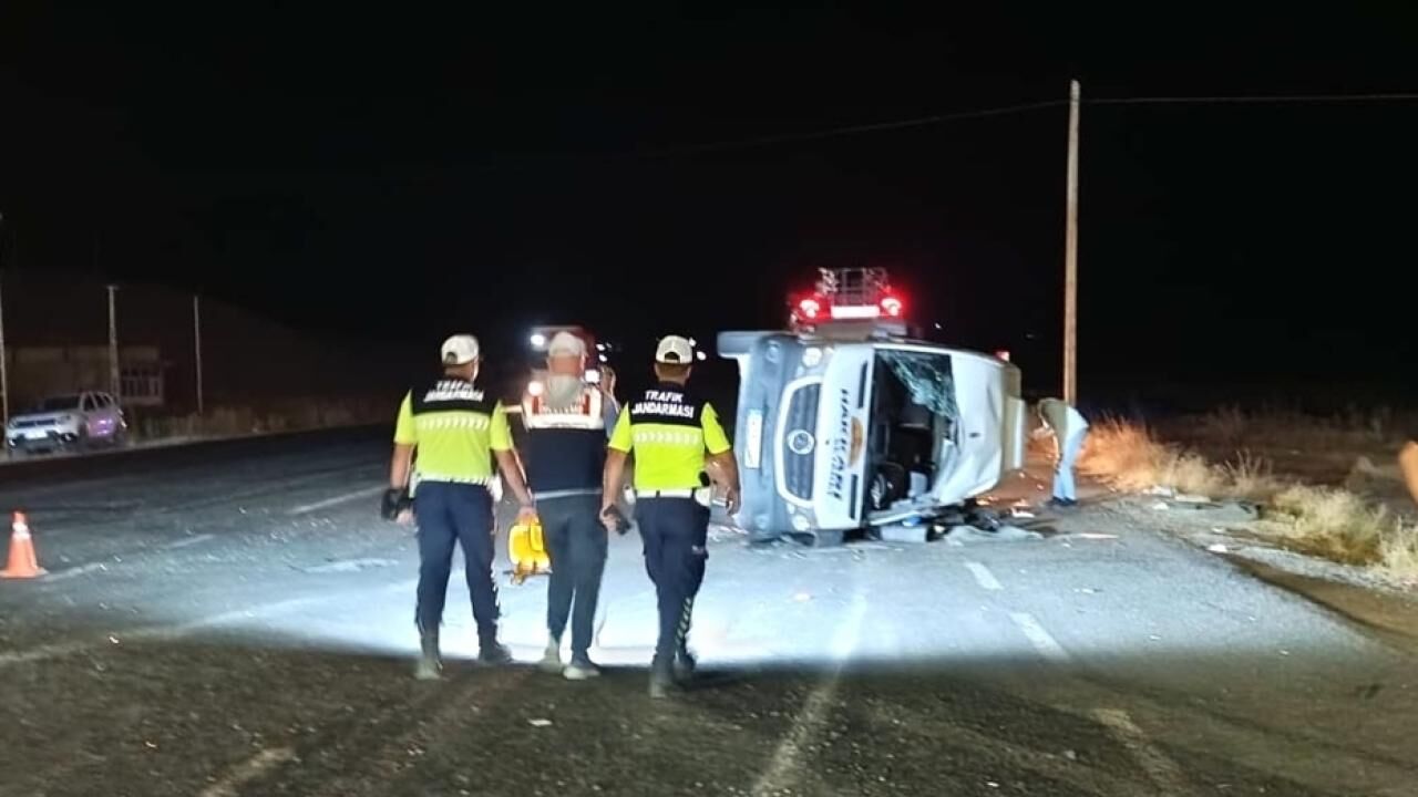Feci çarpışma: Minibüsteki 13 kişi yaralandı