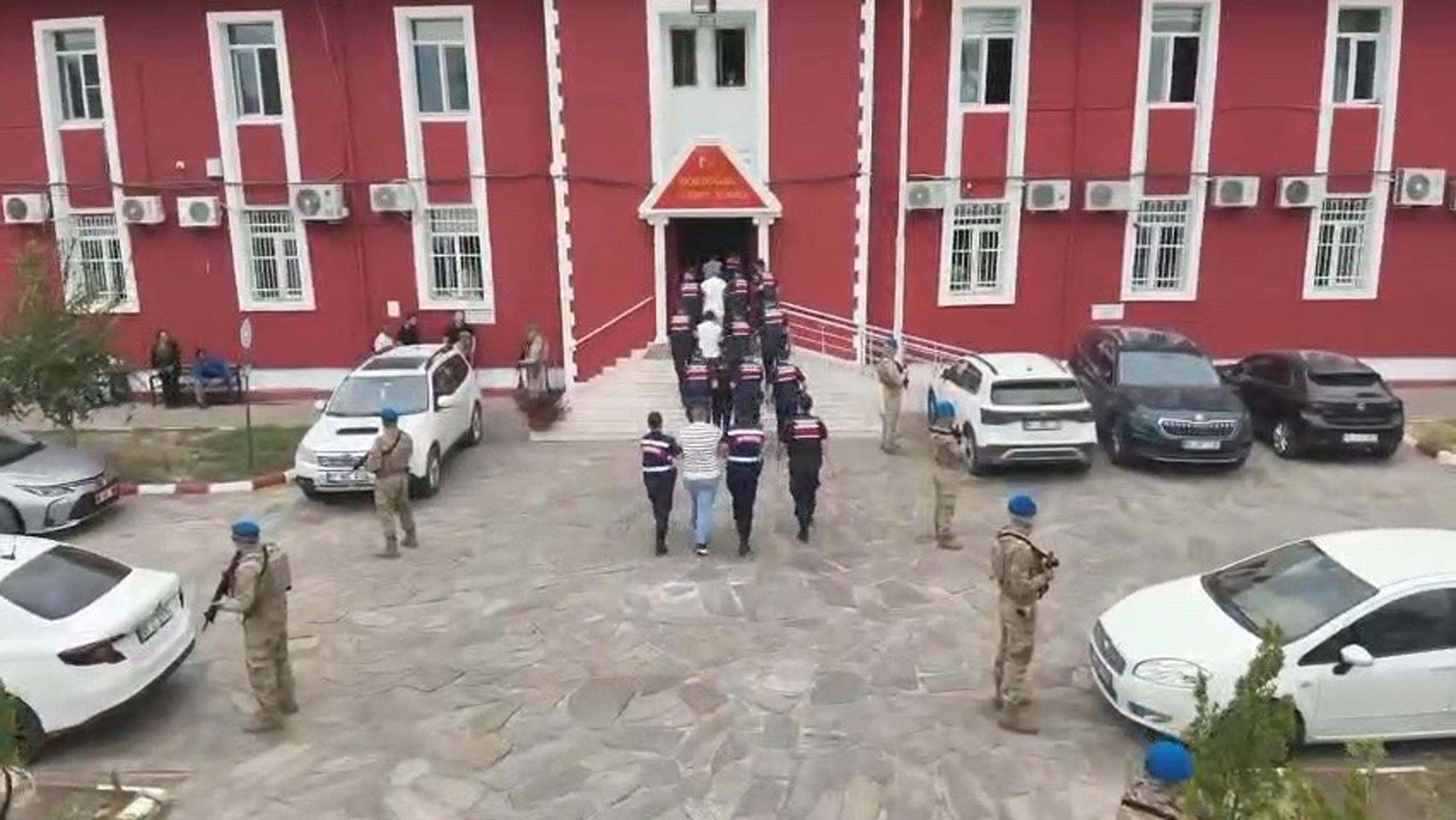 Üreticileri dolandıran şüphelilere 3 ilde operasyon: 6 gözaltı