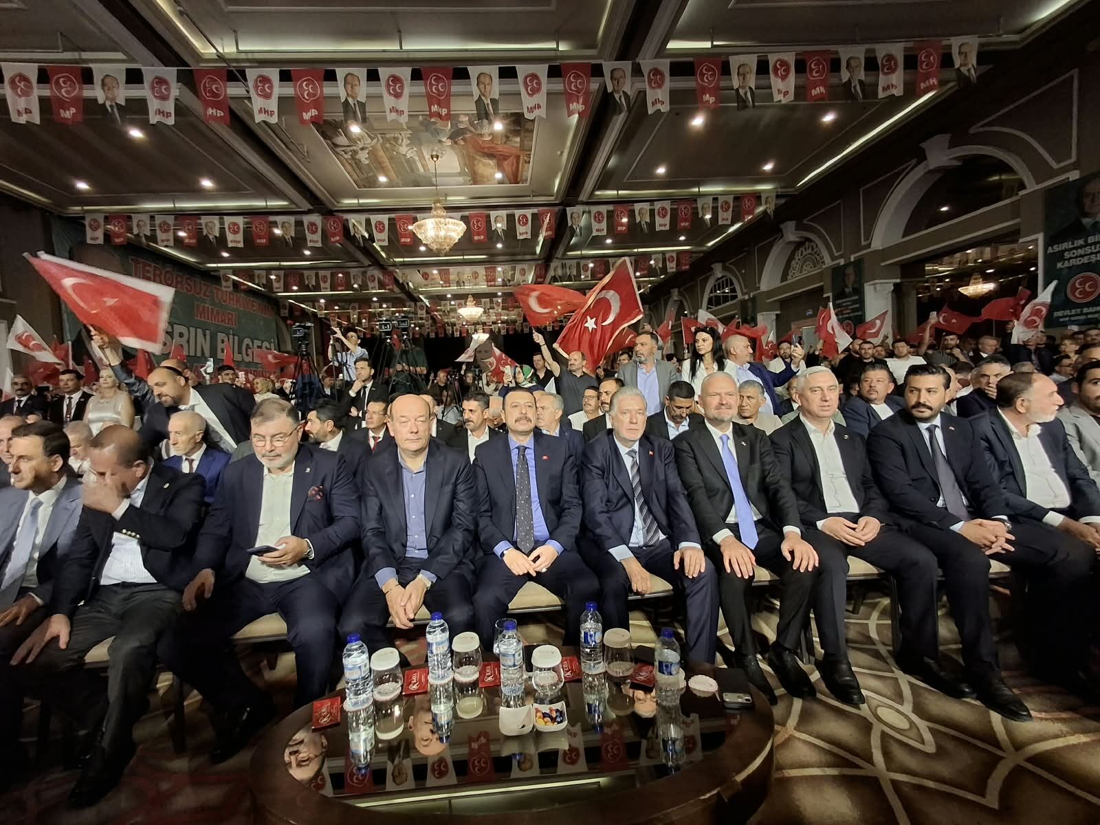MHP'nin kongresinde dikkat çeken isim!