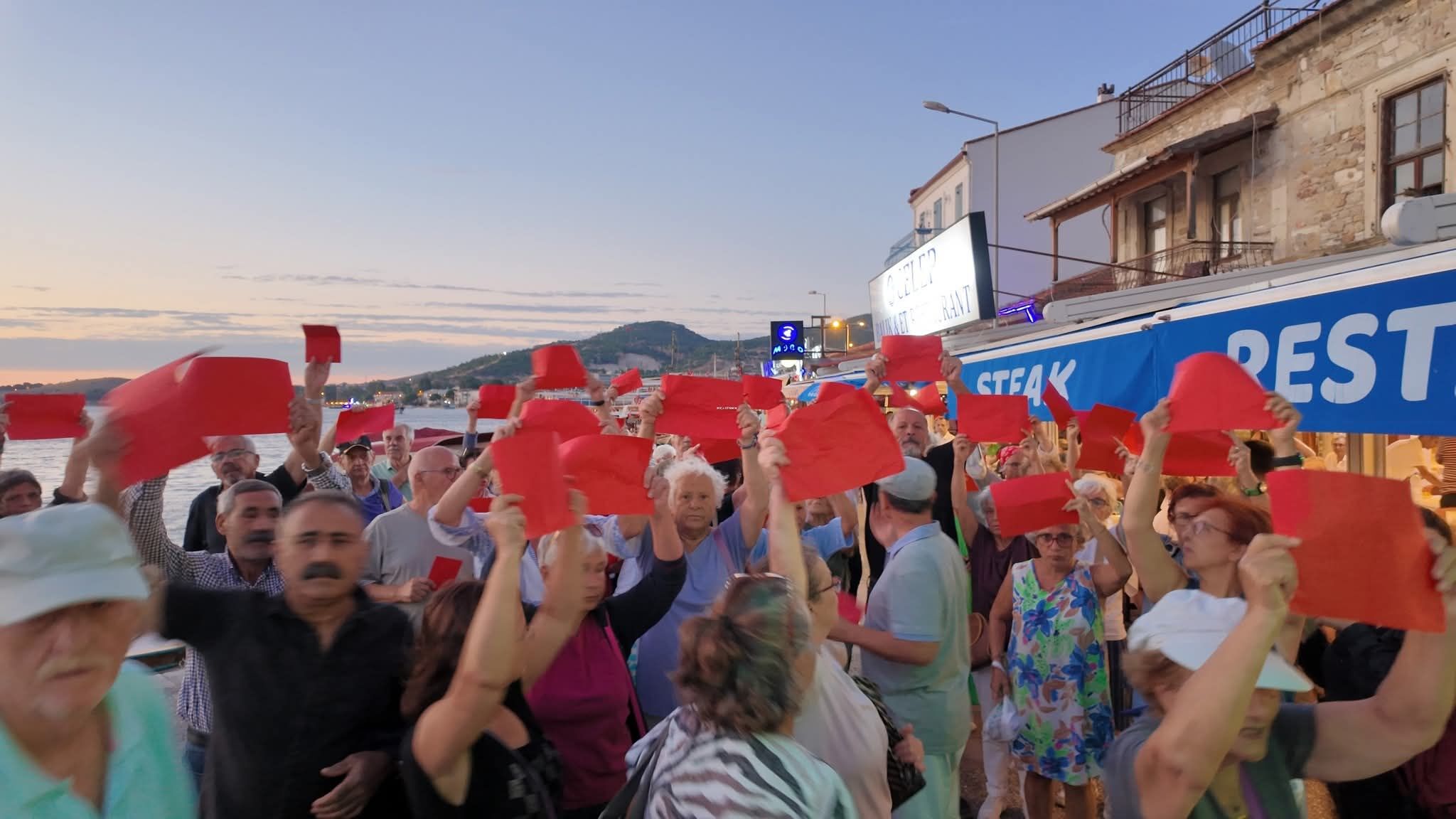 AK Parti'den protestoya tepki: Foça'da yaşamayan istemezükçüler!