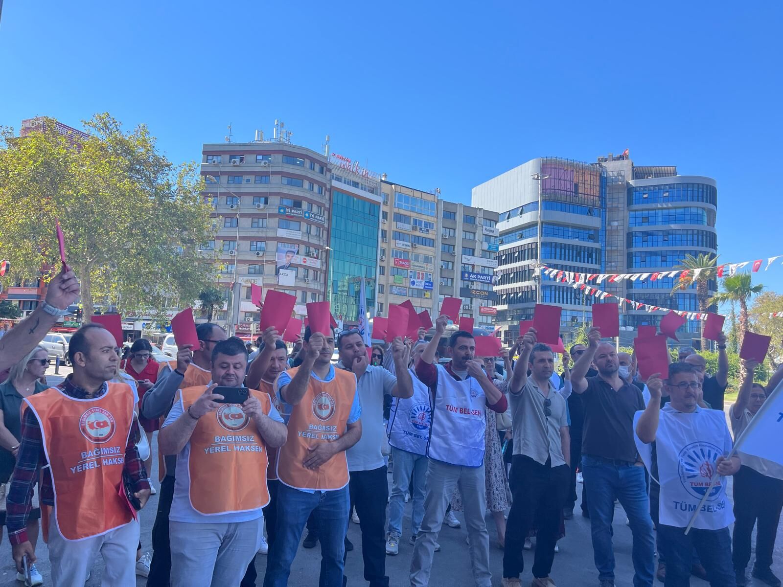 Konak'ta memurlardan Mutlu'ya kırmızı kart!