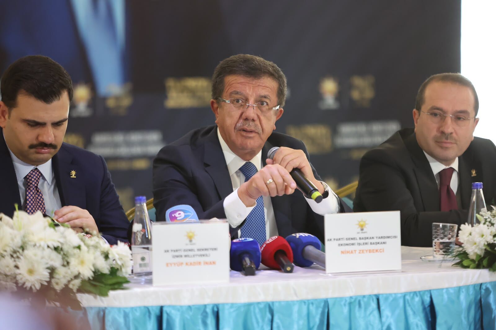Zeybekci’den transfer tartışmalarına yanıt: “Gelenin başımızın üzerinde yeri var!”
