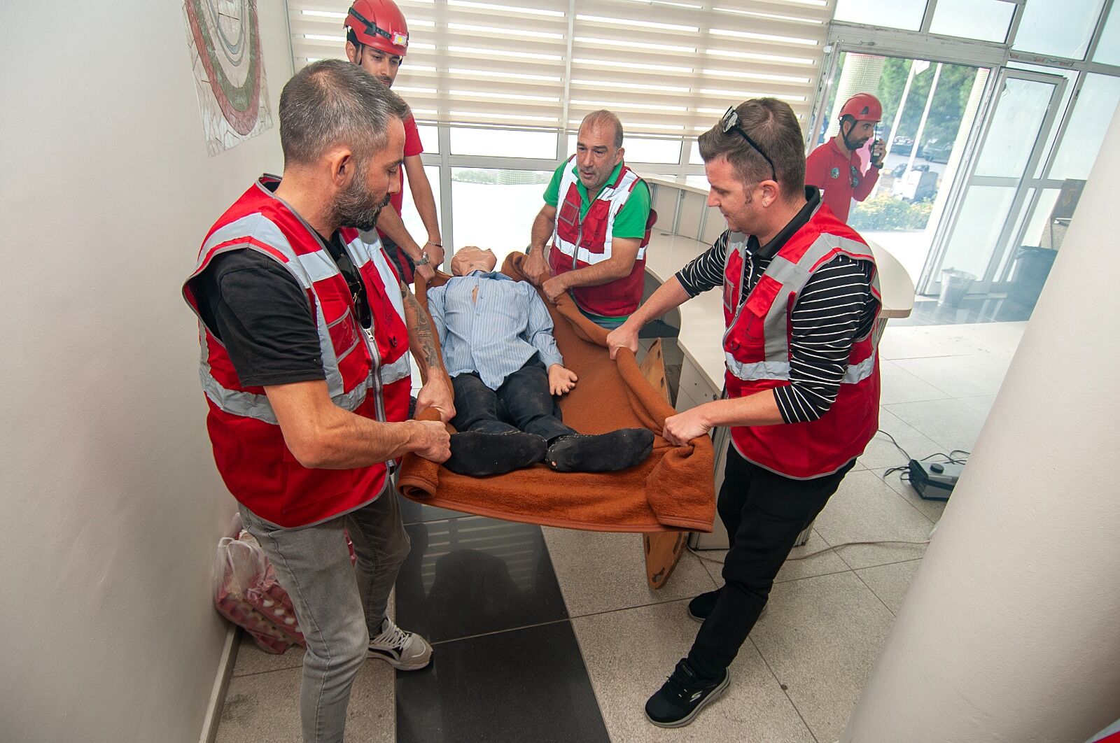 Karşıyaka'da personele deprem tahliye tatbikatı