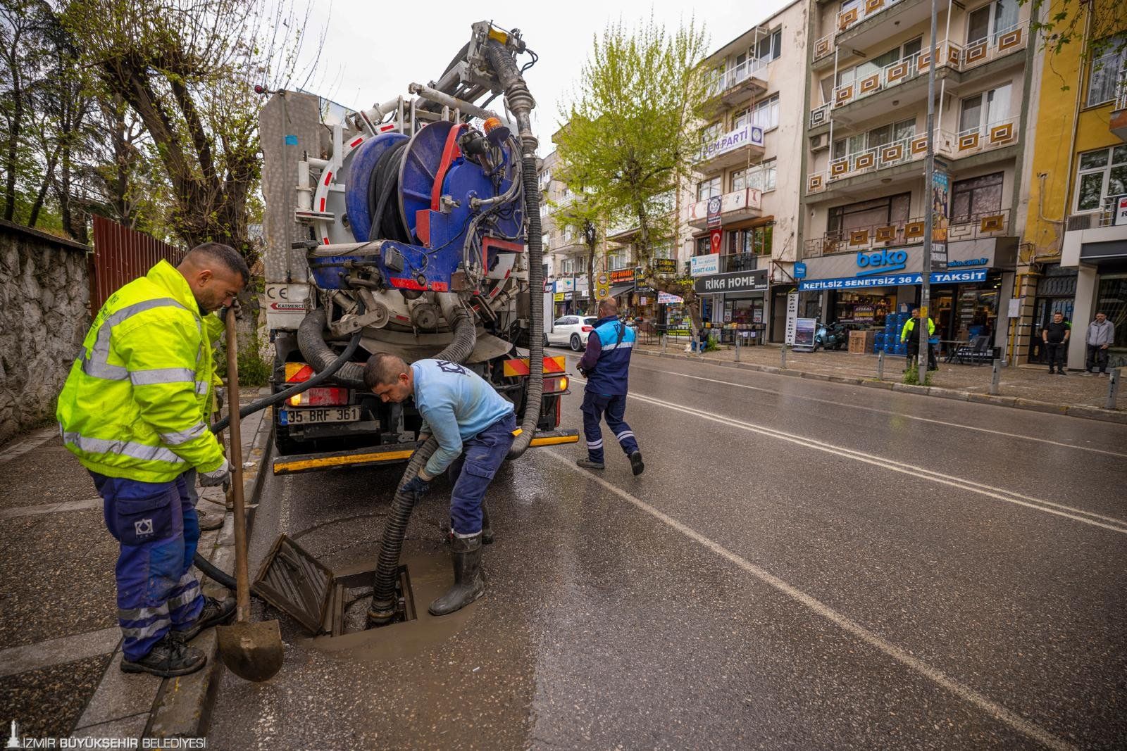 İzmir’de yağış mesaisi: İZSU 763 personel ve 366 araçla sahada!