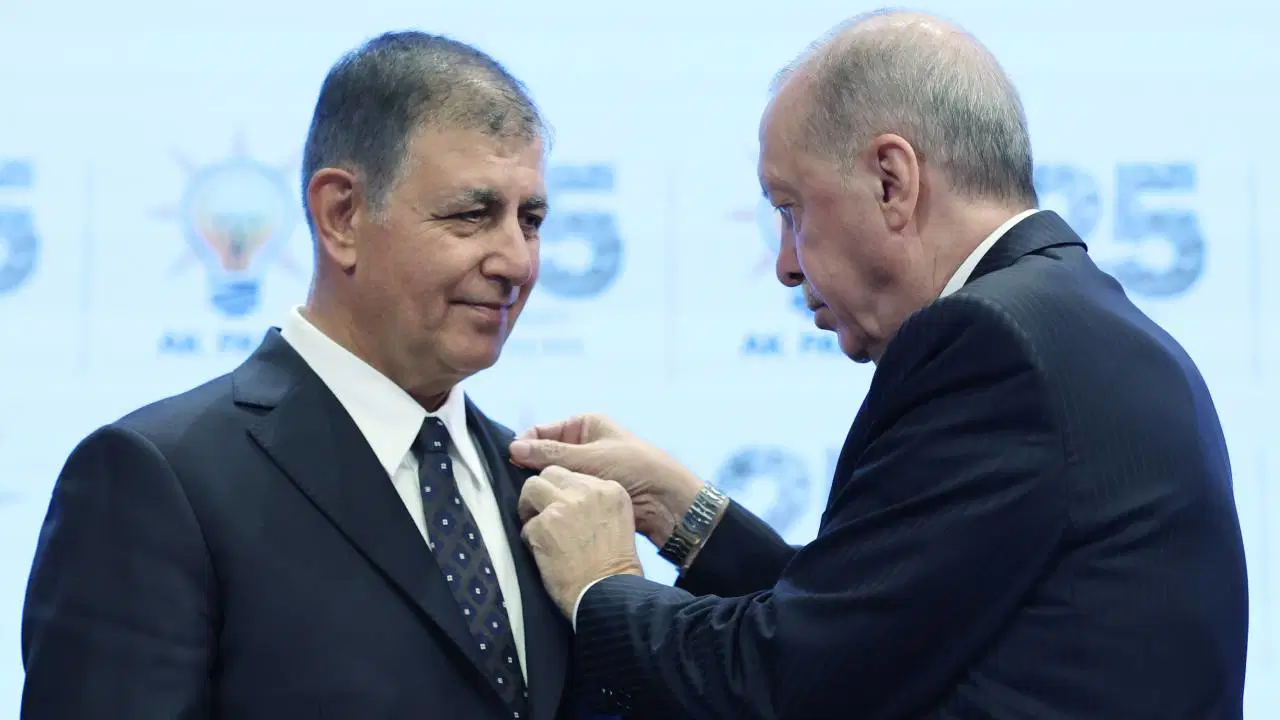 Özel'den Tugay'ın AK Parti'ye transferiyle ilgili çarpıcı iddia: Önüne iki dosya koymuşlar!