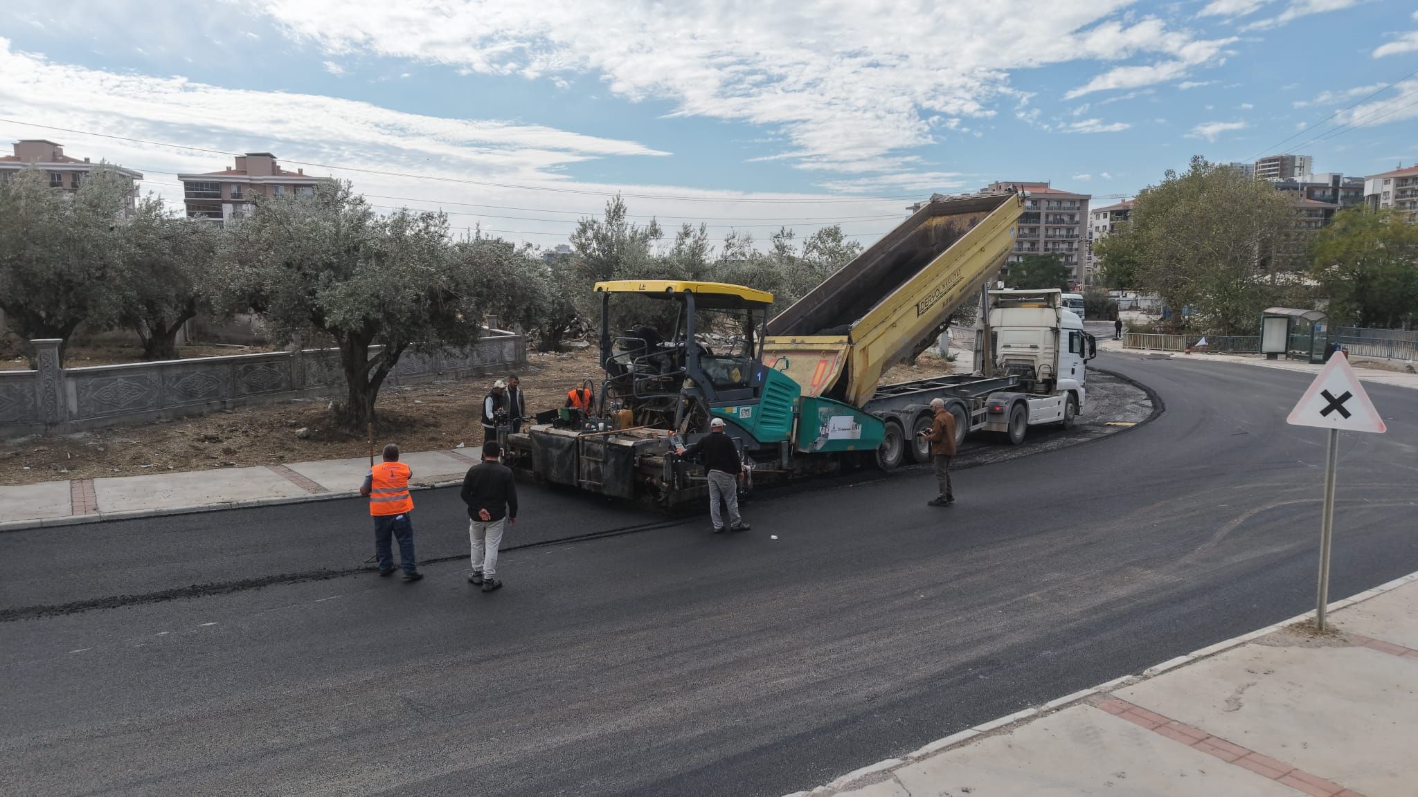 İzmir’de iki noktada yol seferberliği: Asfalt çalışmaları sürüyor