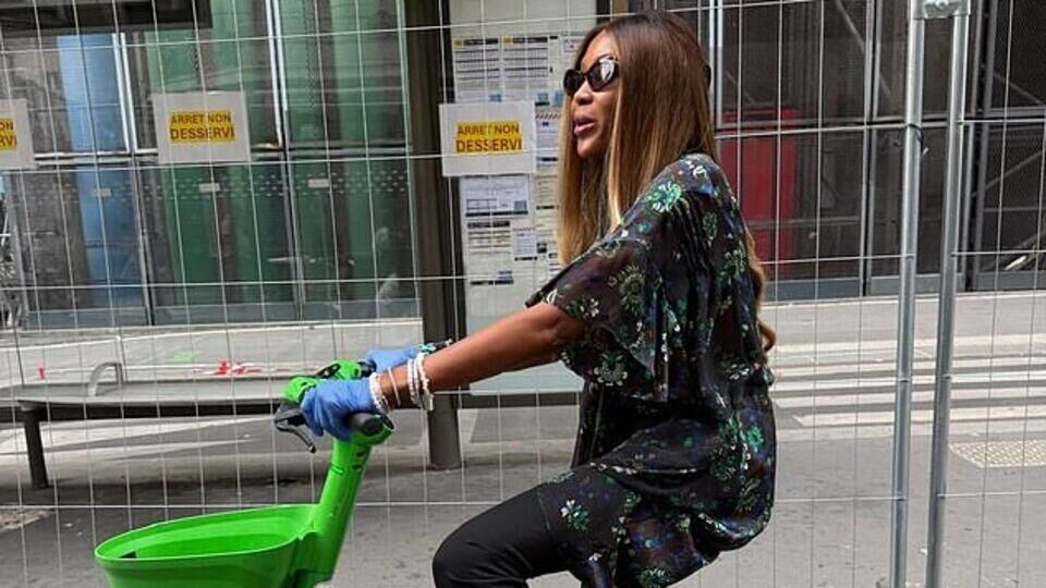 Naomi Campbell lateks eldivenle bisiklet sürdü