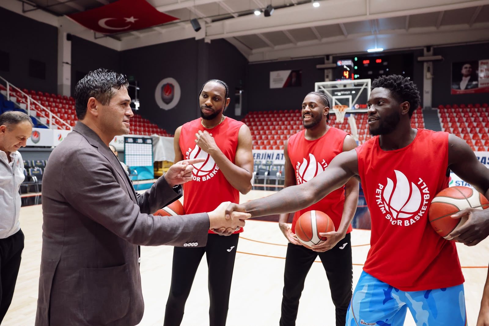 3 Başkan Serkan Acar’dan Ali̇ağa Petki̇m Spor’a Moral Zi̇yareti̇