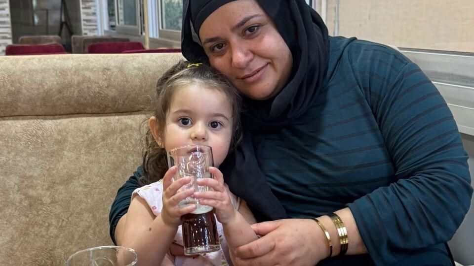Anne ile 4 yaşındaki kızına otomobil çarptı: Anneden acı haber!