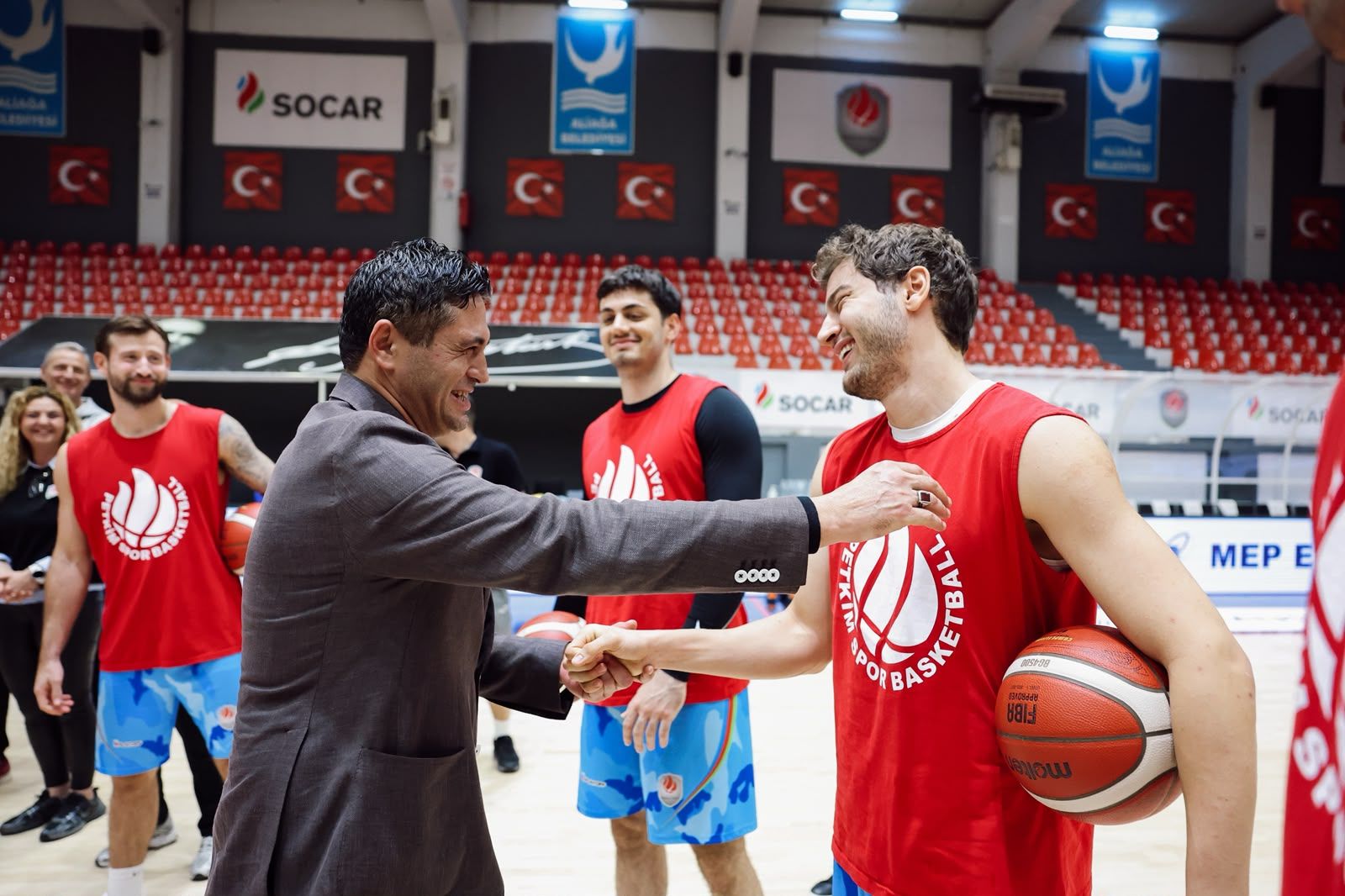9 Başkan Serkan Acar’dan Ali̇ağa Petki̇m Spor’a Moral Zi̇yareti̇