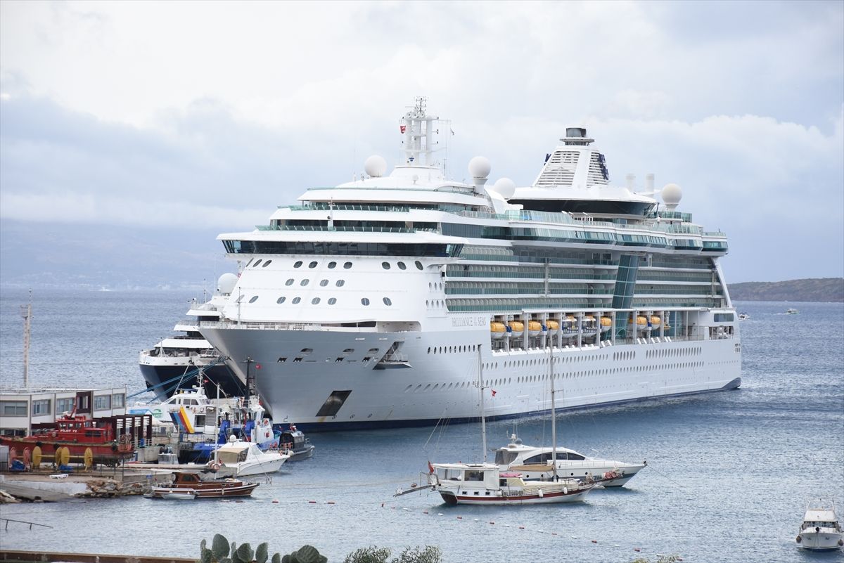 Bodrum Limanı'na kruvaziyerlerle turist akını