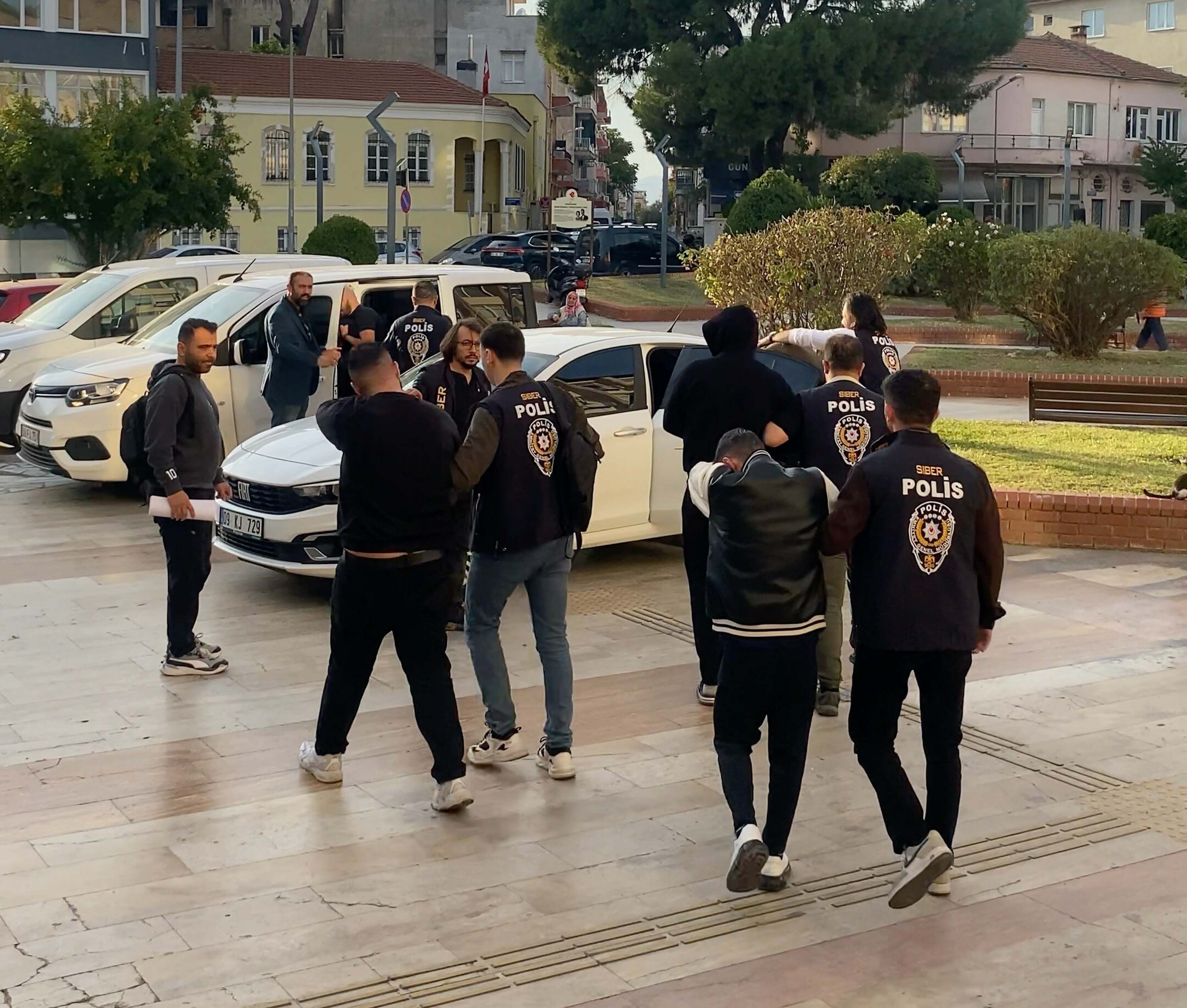 Aydın’da çocuk müstehcenliği operasyonu: 5 tutuklama!