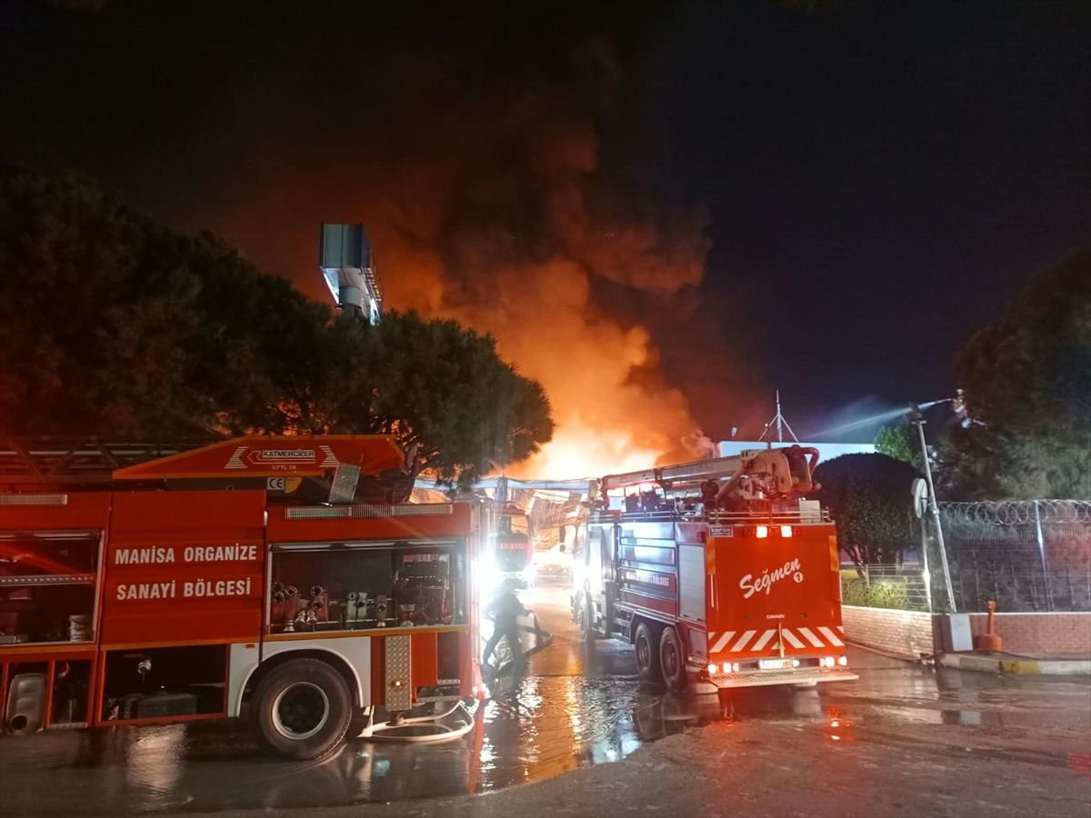 Ege'nin dev fabrikasındaki yangın kontrol altında