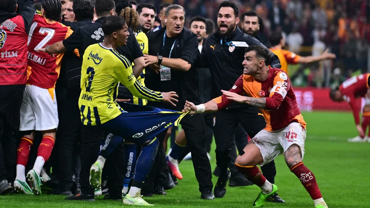 Maç bitti saha karıştı: 2 kırmızı kart!