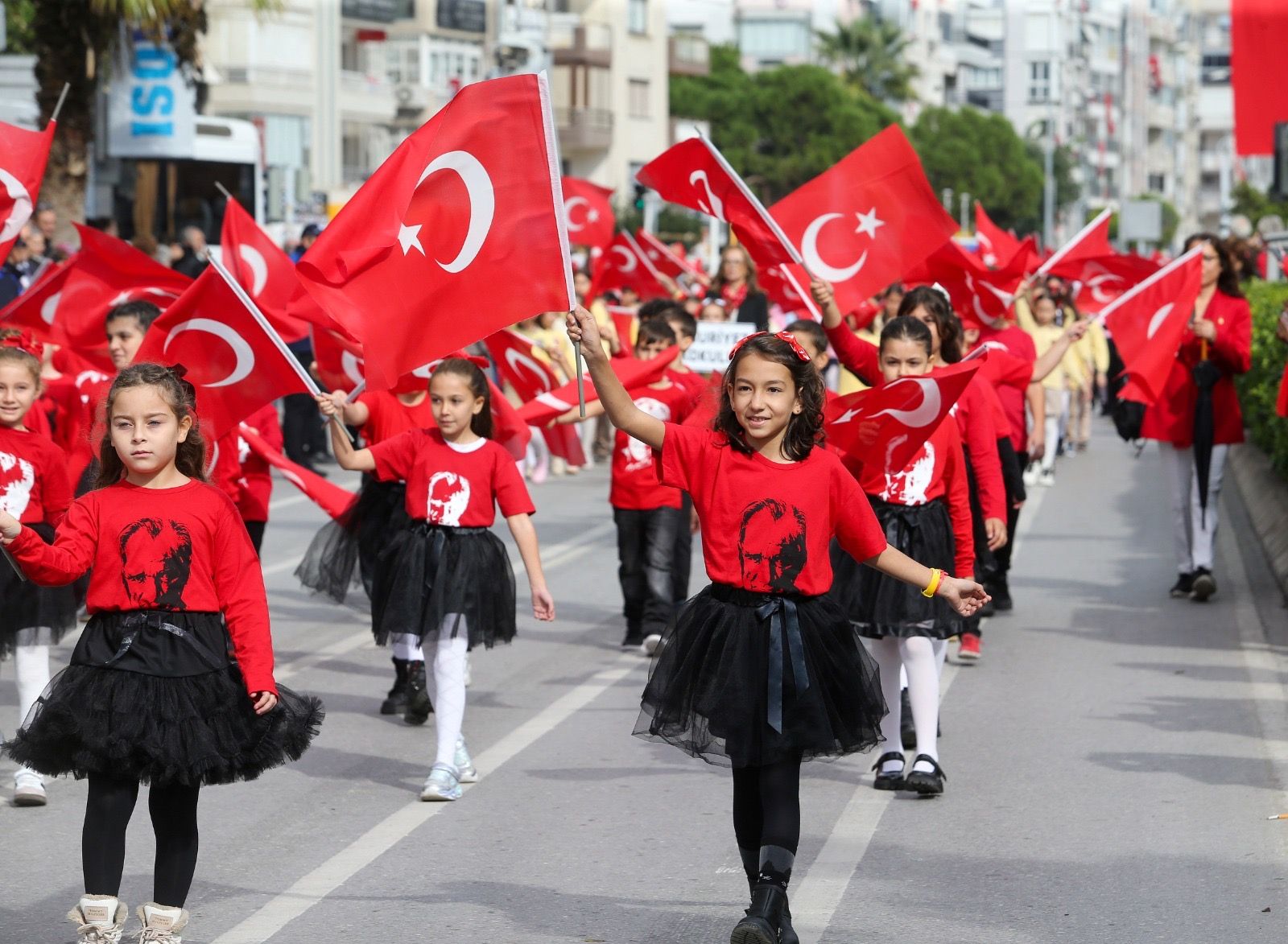 Karşıyaka’da 7’den 77’ye bayram coşkusu