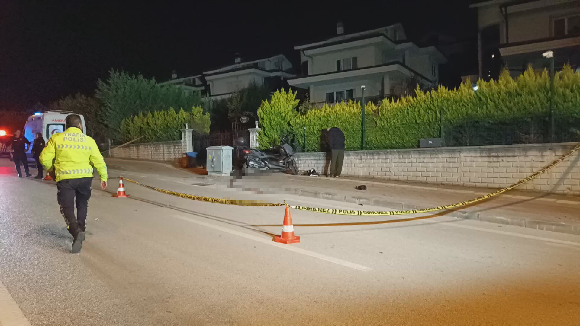 Kaldırıma çarpan motosiklet elektrik panosuna savruldu: 1 ölü