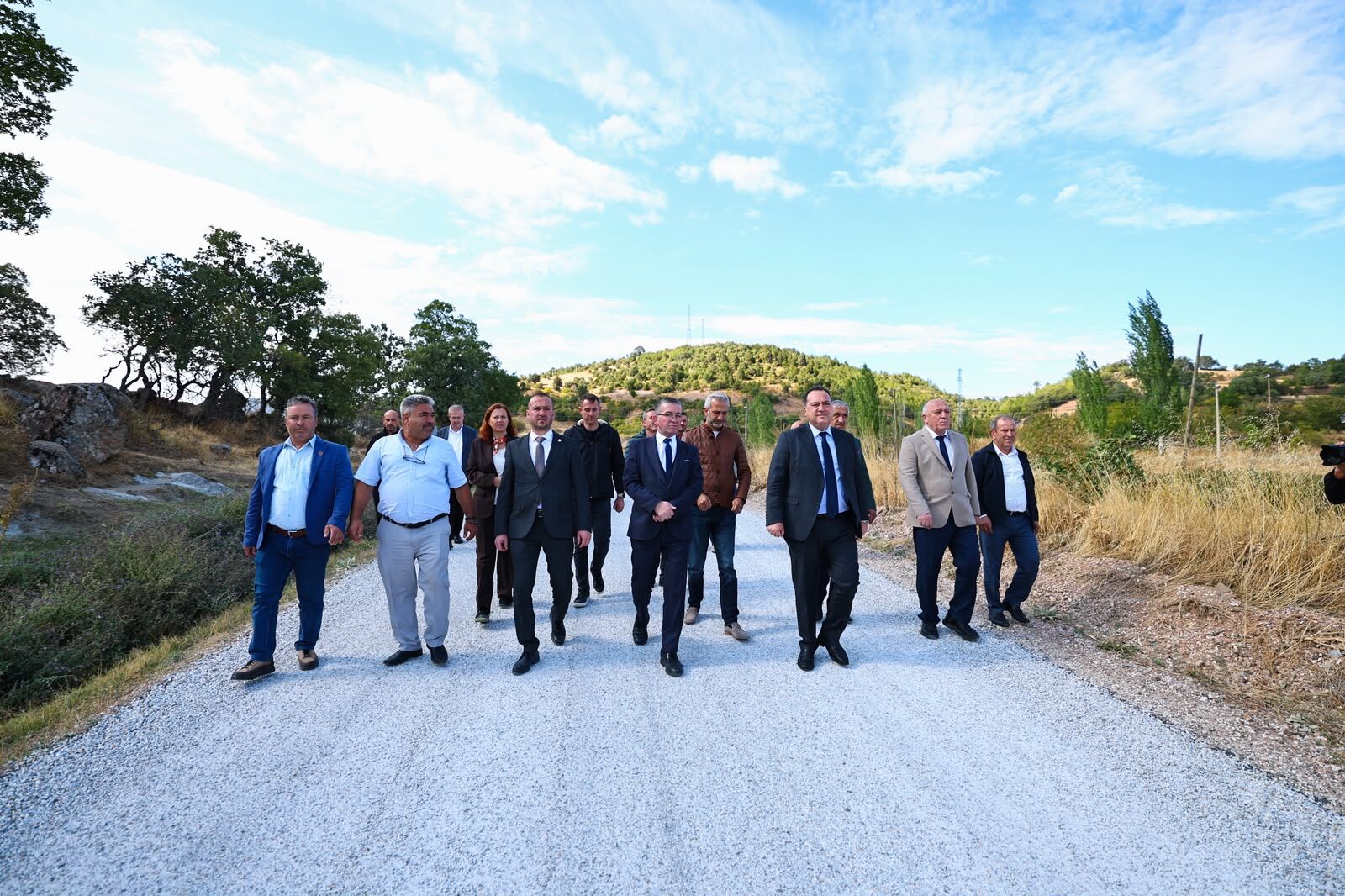 Dutlulu, Demirci’de 12 mahalleyi bağlayan yolu inceledi
