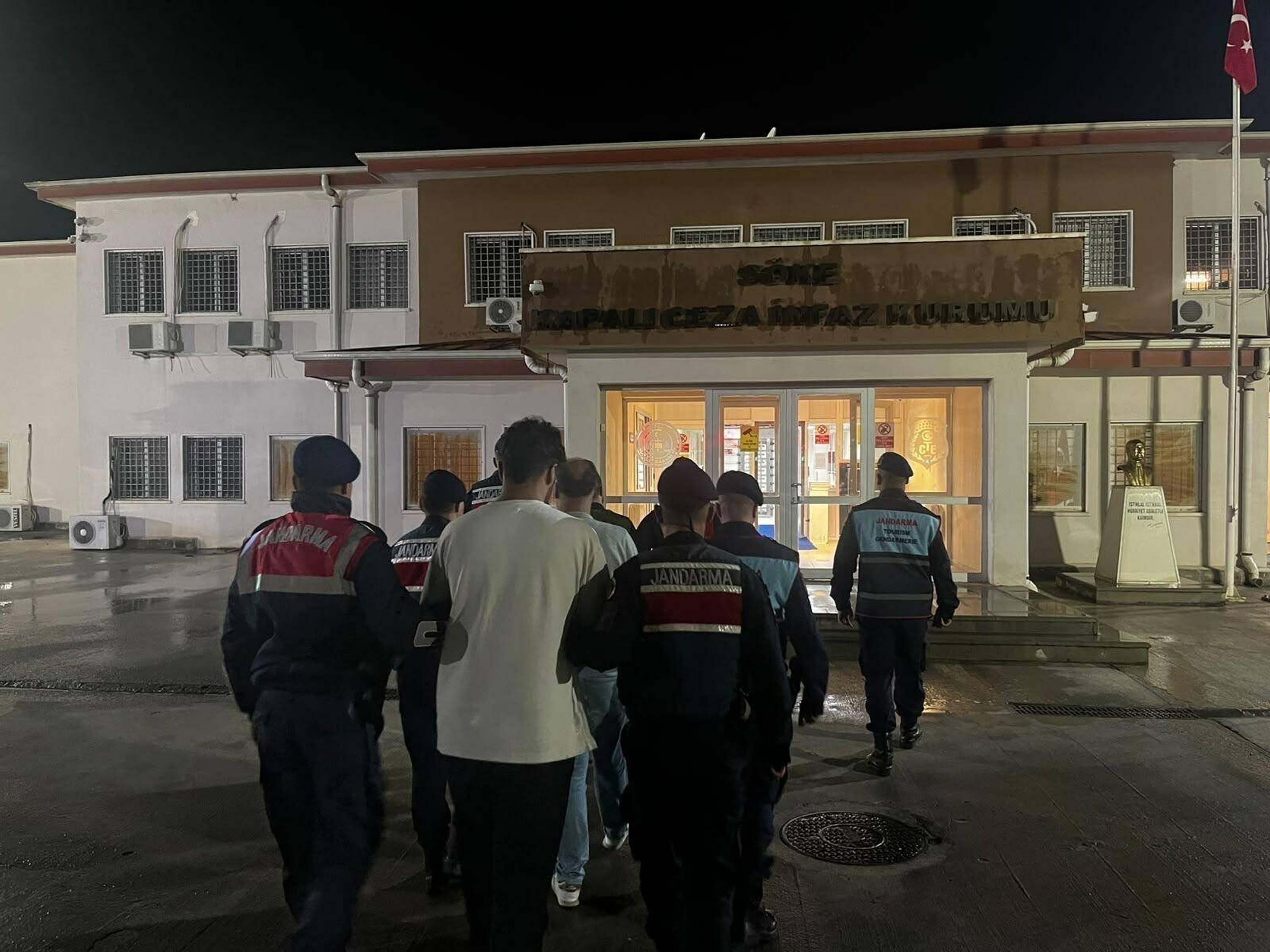Kaçak göçmenlerin kaldığı otele baskın: 8 tutuklama!