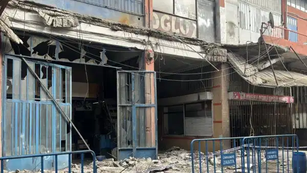 Sanayi sitesinde balkon çöktü: 3 işçi yaralandı!