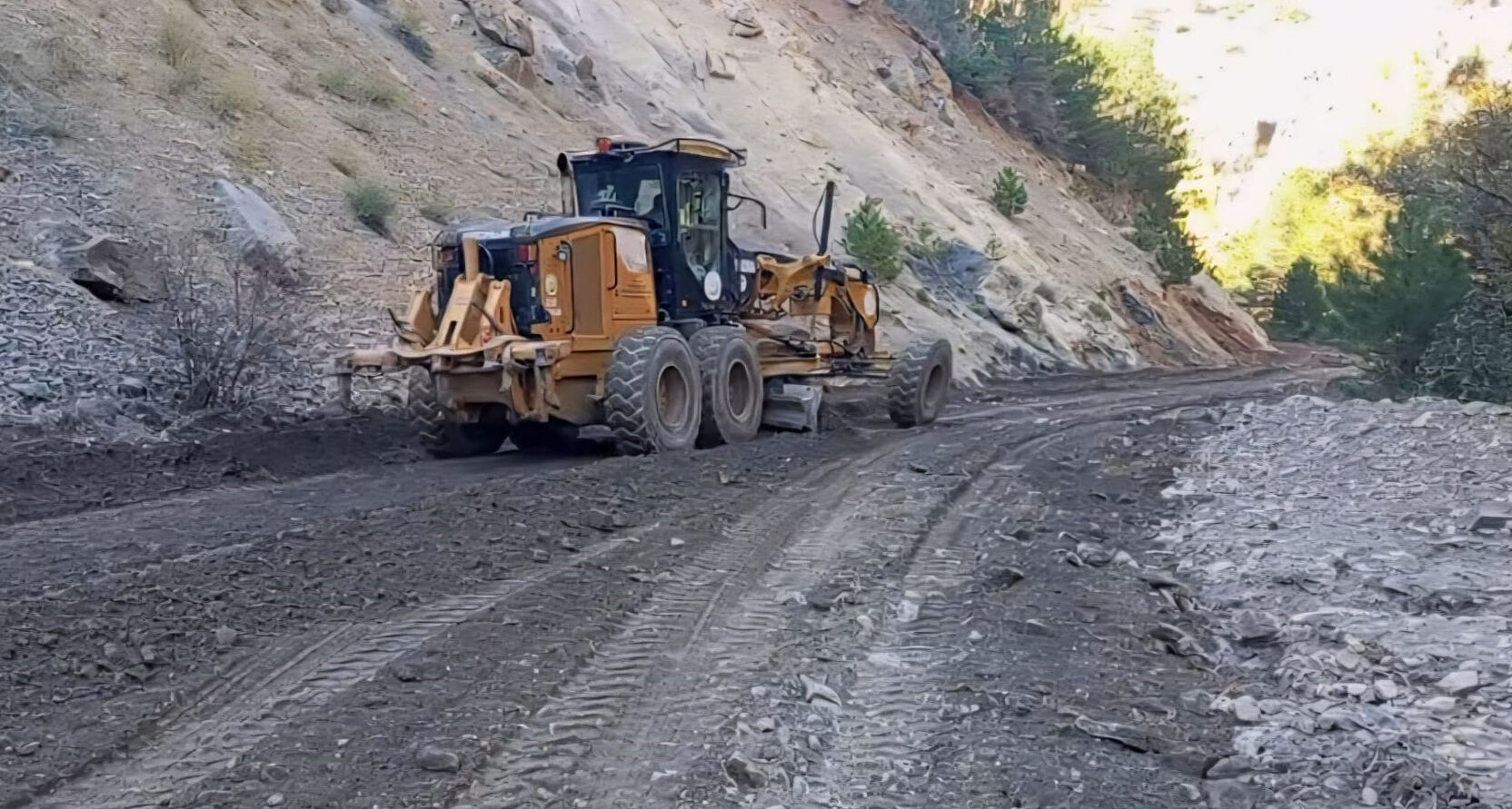 Heyelan nedeniyle kapanan yol açıldı