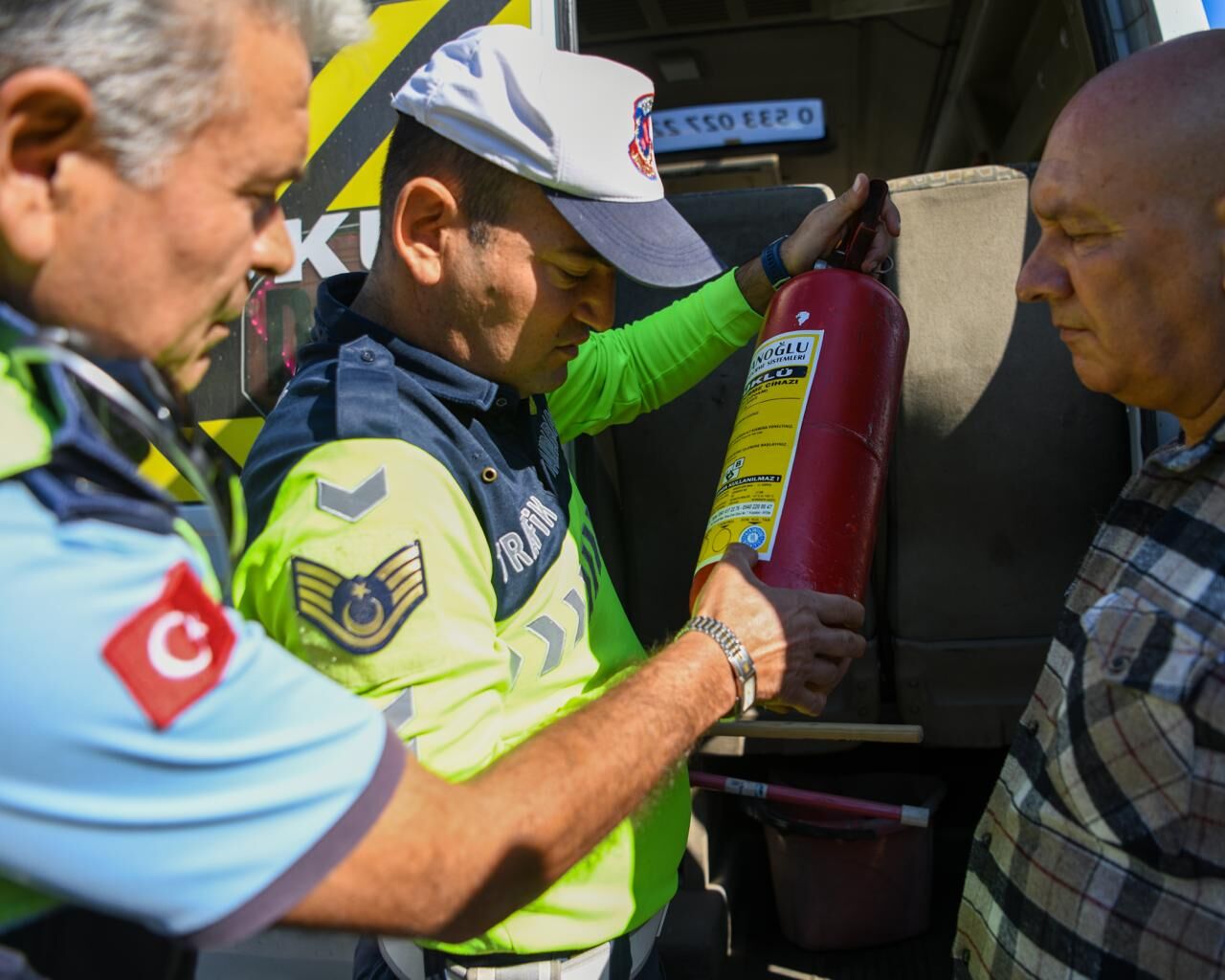 Kuşadasi’nda Okul Servi̇sleri̇ Siki Deneti̇mden Geçi̇ri̇ldi̇ (8)