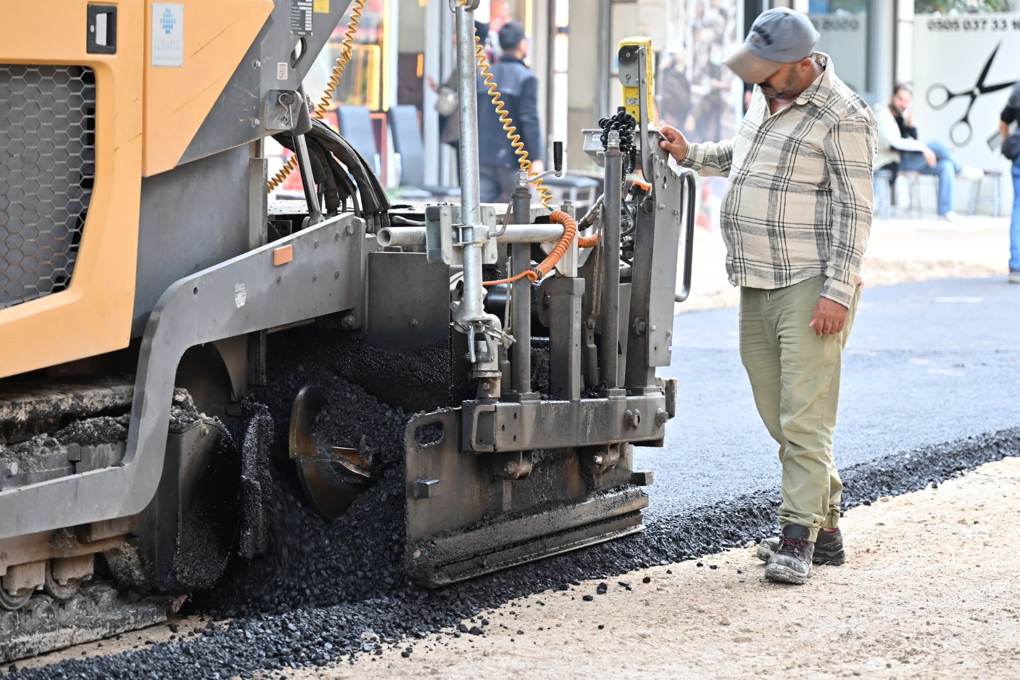 Manisa Büyükşehir’den Muradiye’de Yoğun Sıcak Asfalt Mesaisi (1)
