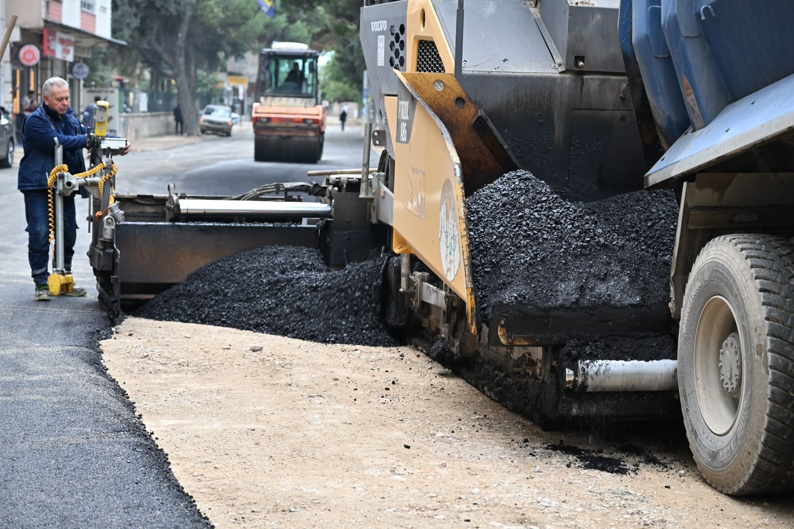 Manisa Büyükşehir’den Muradiye’de Yoğun Sıcak Asfalt Mesaisi (3)