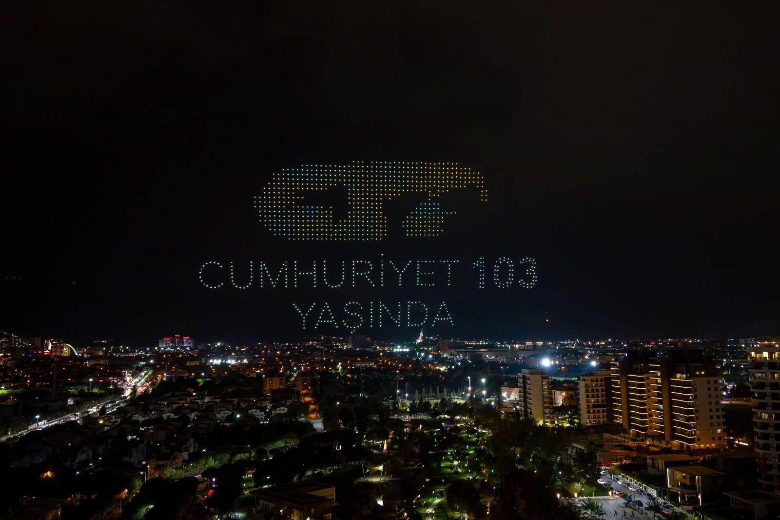 Manisa’da Cumhuriyet Coşkusu Gökyüzünü Aydınlattı (3)