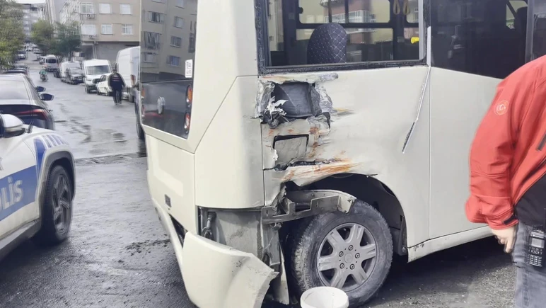 İstanbul'da tramvay, minibüse çarptı: Yaralılar var