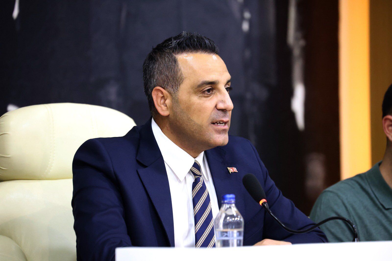 AK Partili Onur Emrah Yıldız’dan meclis üyelerine: Siz de YENİ Parti’ye geçtiniz!