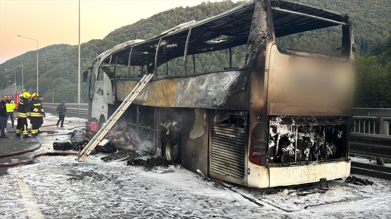 Yolcular son anda tahliye edildi: Otobüs küle döndü