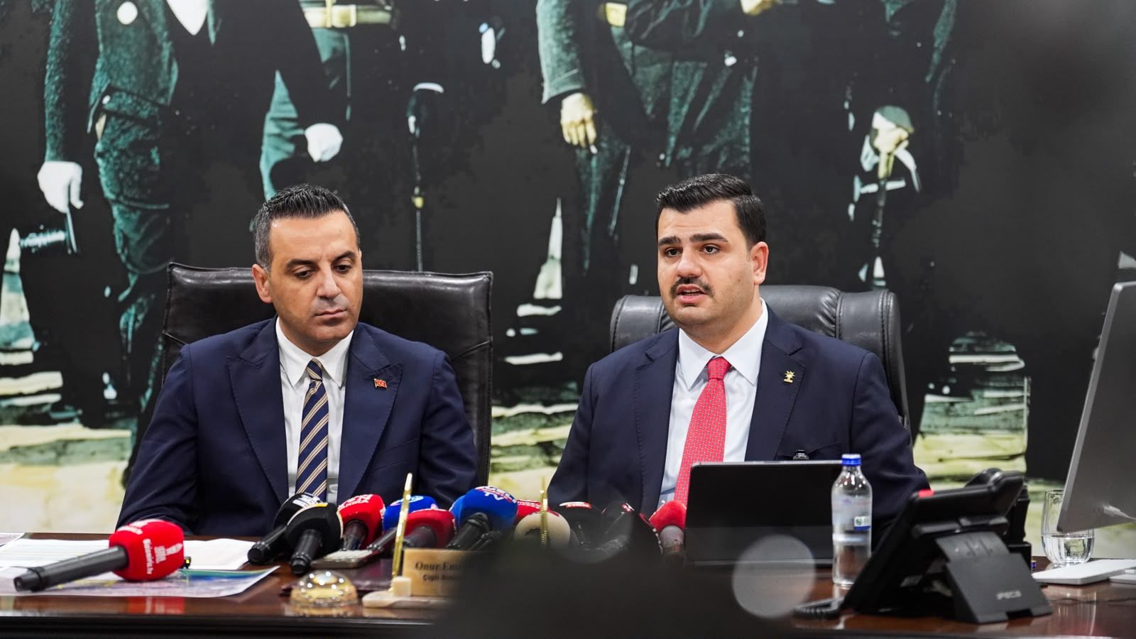 Eyyüp Kadir İnan, AK Parti'ye katılan Çiğli Belediye Başkanı Onur Emrah Yıldız'ı ziyaret etti